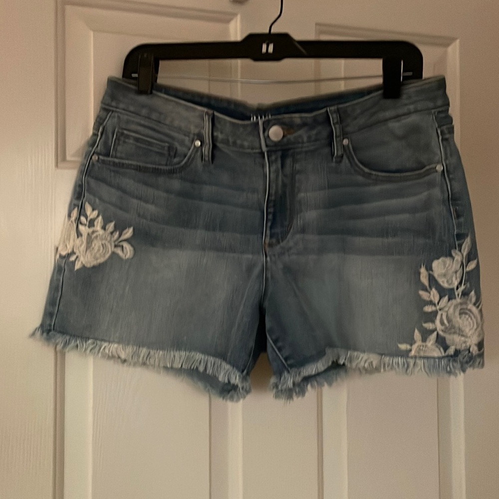 A.n.a frayed denim short with flower embroidery.